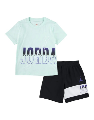Añadir a la cesta Conjunto Jordan Kids JDB Jumpman Wrap Logo Tee and Short Set "Black-Light Dew" Conjunto Jordan Kids JDB Jumpman Wrap Logo Tee and Short Set "Black-Light Dew"