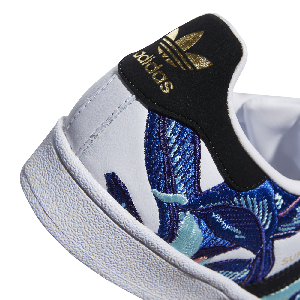 Adidas superstar con flores azules top